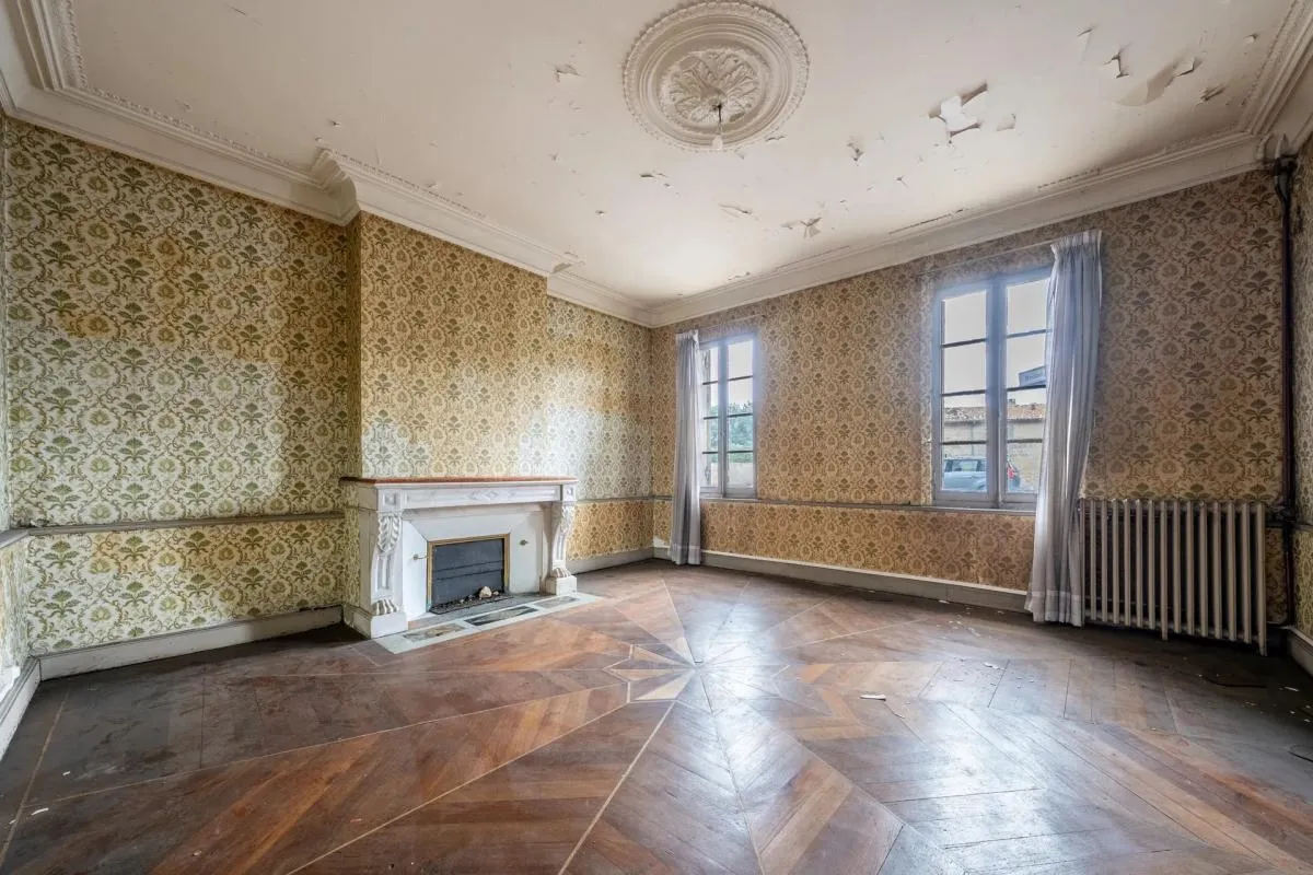 Maison 8 pièces de 400 m2 située à Saint-Médard-de-Guizières