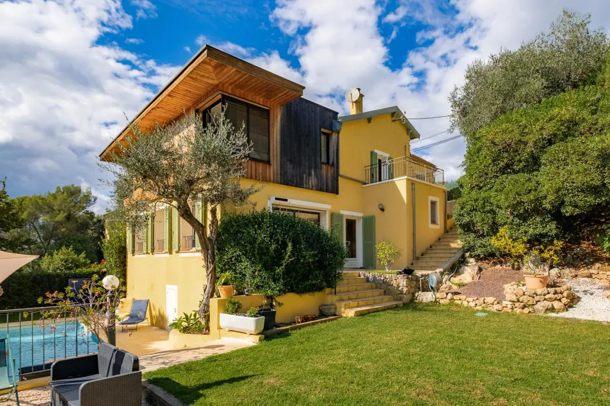 Villa familiale avec vue panoramique et piscine à Nice
