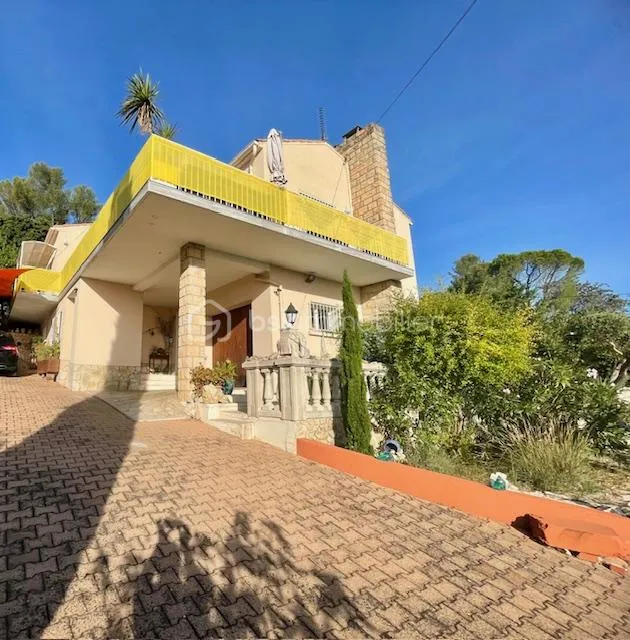 BELLE VILLA 140 m2 à Nîmes quartier Serre Paradis