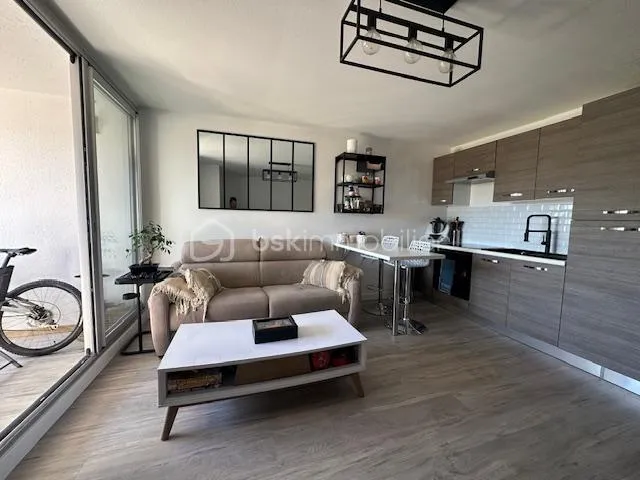 Joli 2 pièces entièrement refait à neuf avec extérieur et parking