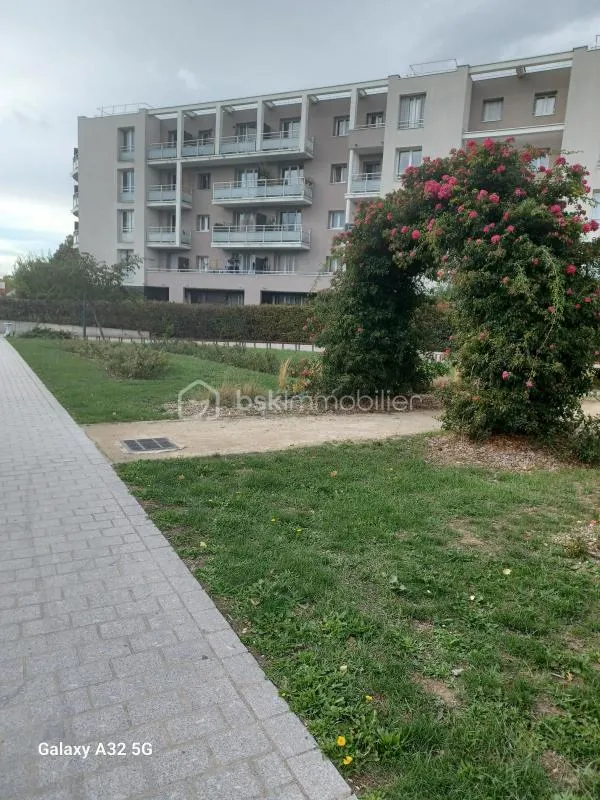 APPARTEMENT de 75 m2, proche des transports et de toutes commodités