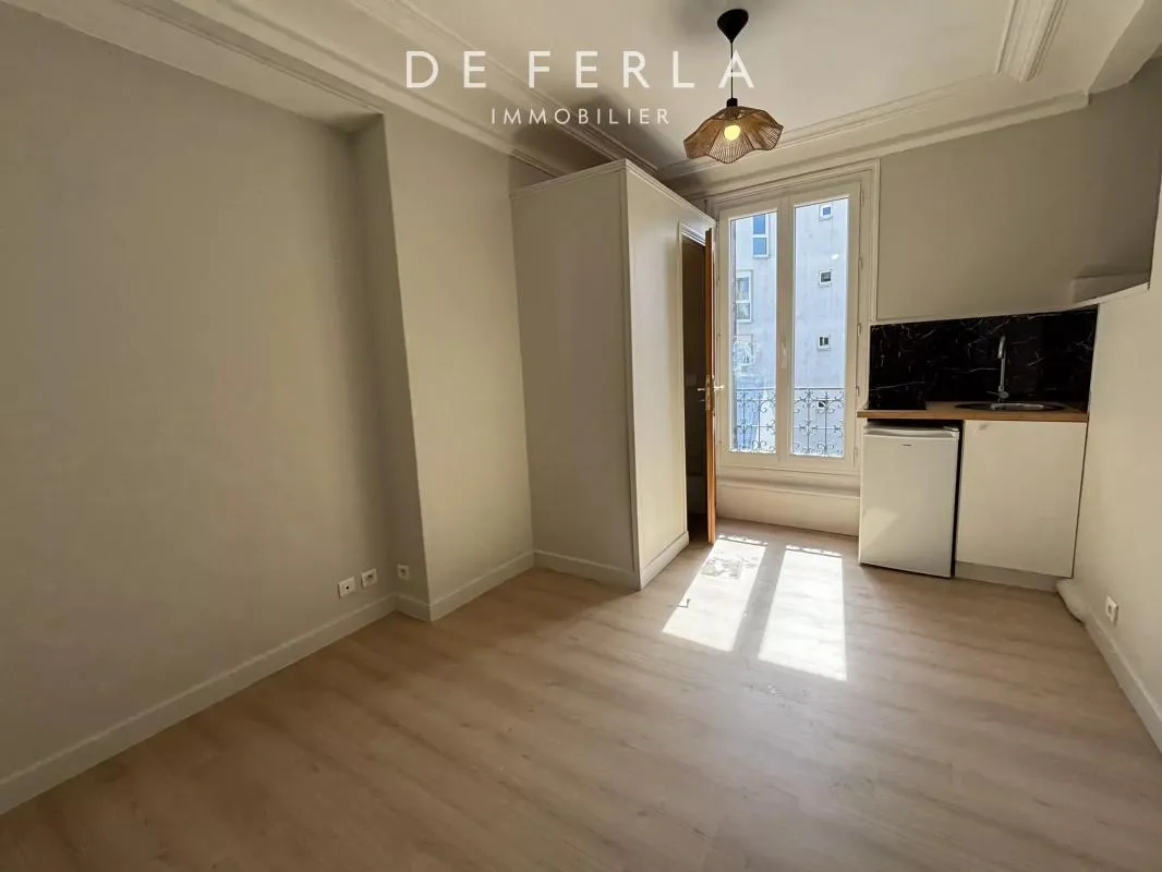 JAURÈS - Studio en dernier étage refait à neuf