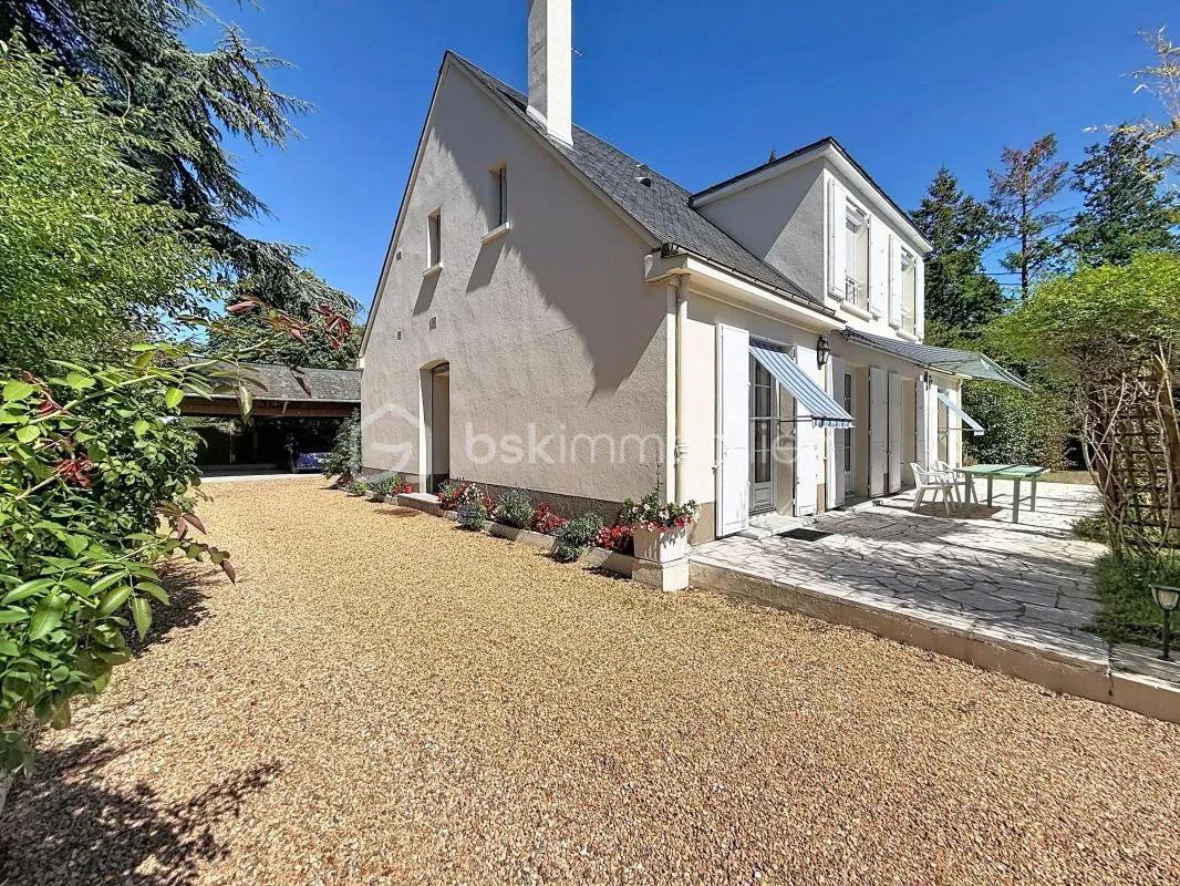 JOUÉ-LÈS-TOURS / LIMITROPHE CHAMBRAY-LÈS-TOURS – Grande maison familiale de 180 m2 sur un magnifique terrain arboré de 1 200 m²