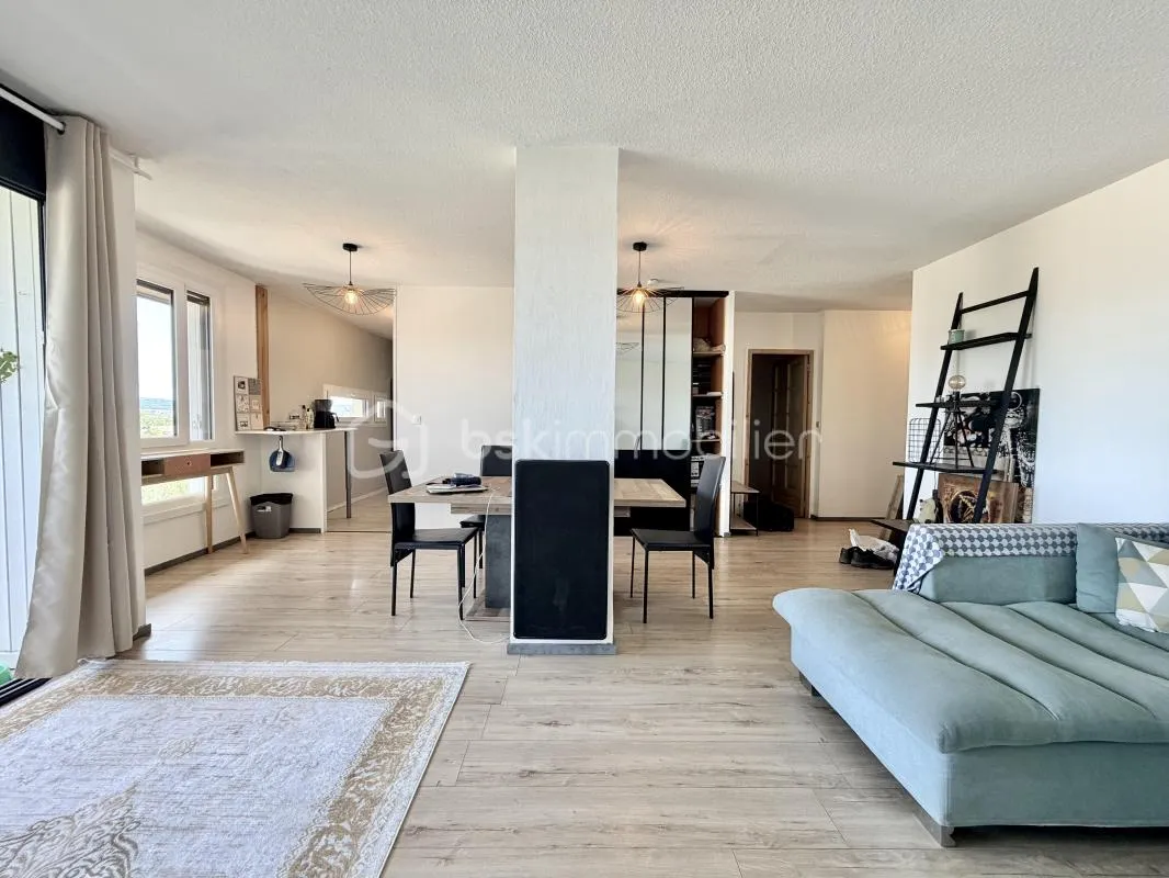 Appartement spacieux en dernier étage dans un environnement tranquille