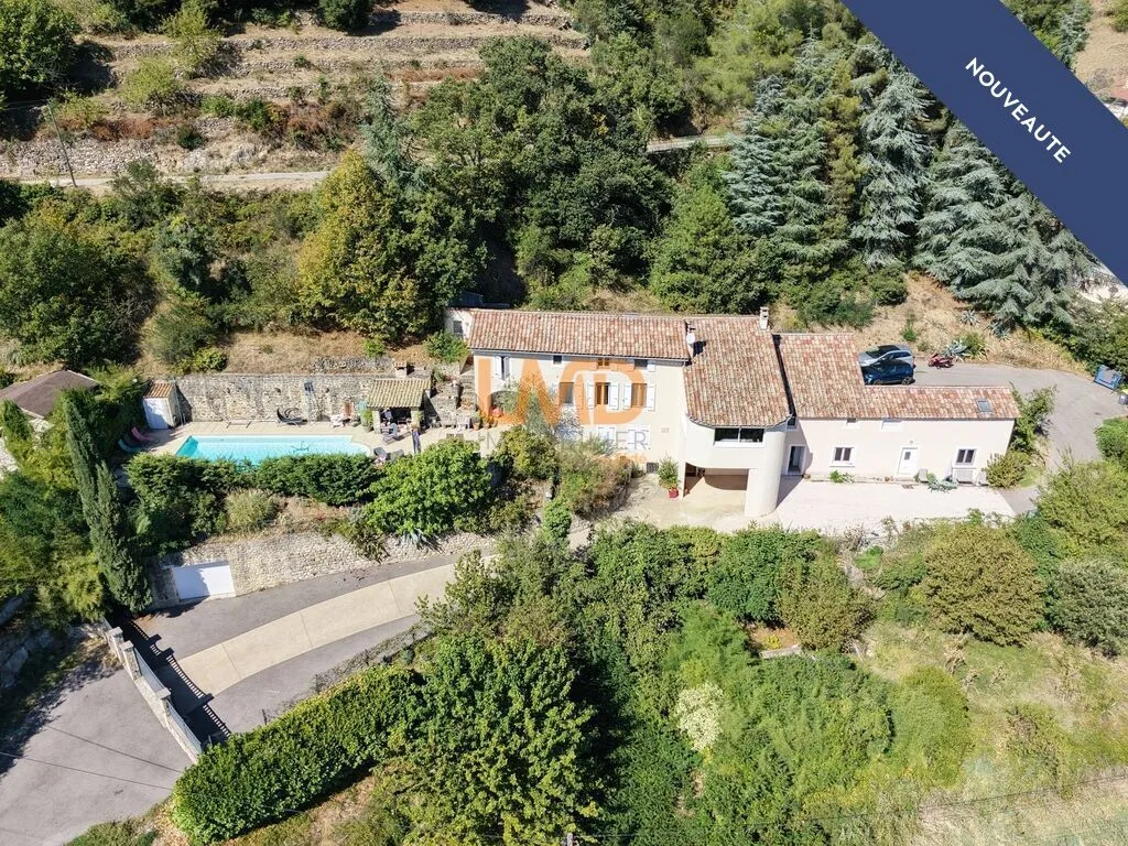 Propriété de caractère 360 m² avec piscine