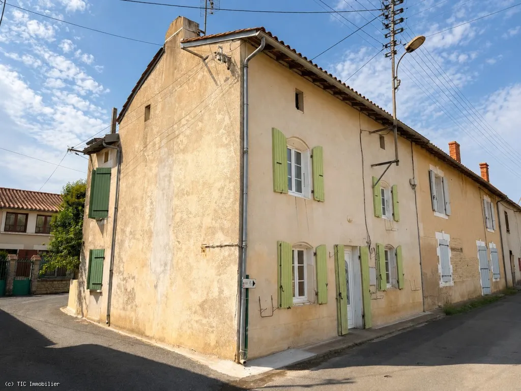 Villefagnan – Maison De 3 Chambres En Excellent Etat Avec Garage Double