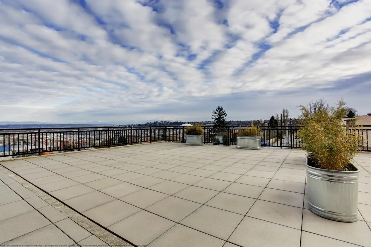 RARE T2 lumineux à 150m du tramway avec alcôve et très grande terrasse de 40m² !