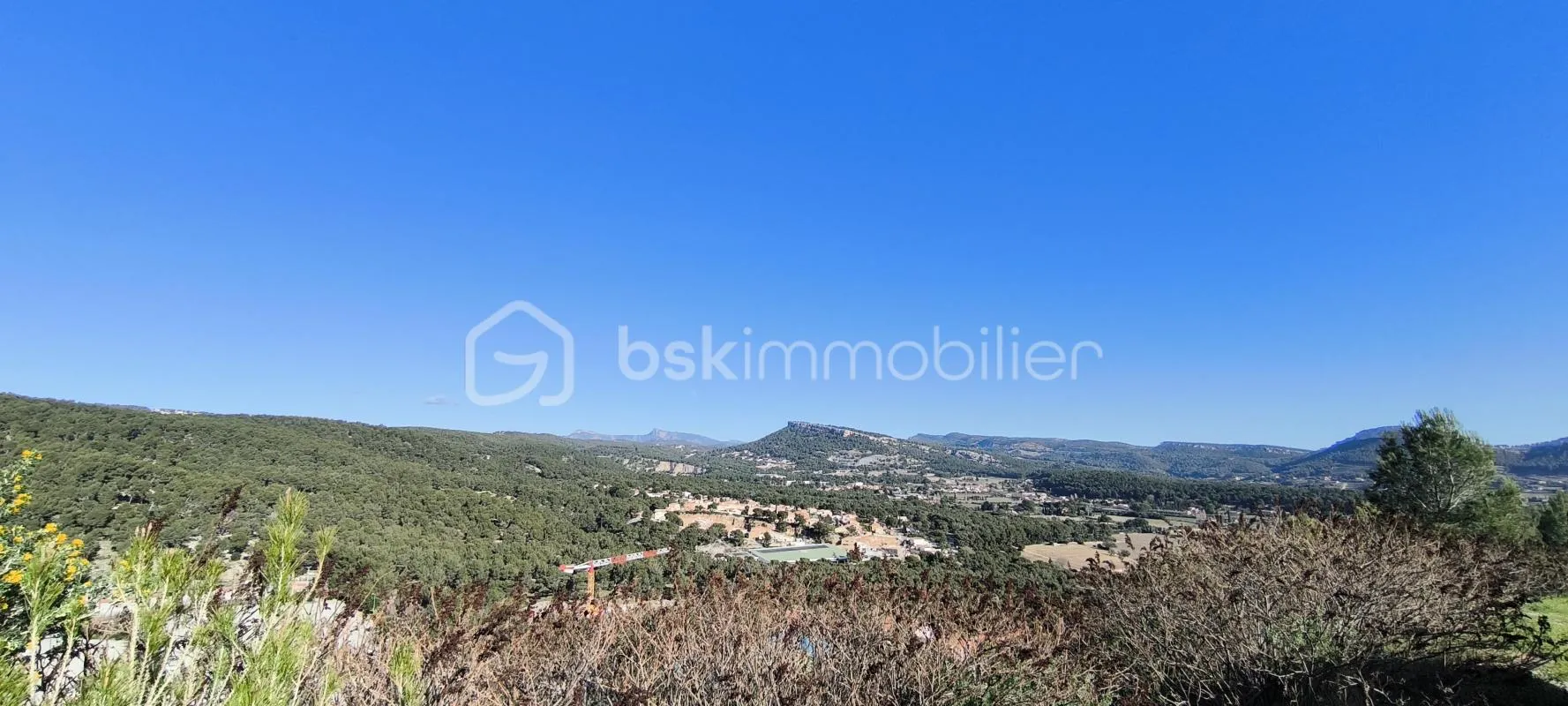 Magnifique appartement T3, avec une cave , située dans une résidence sur les hauteurs de Cassis