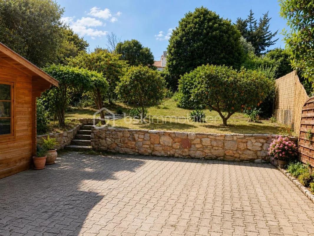 COSTEBELLE BEAU T2 EN REZ-DE-JARDIN