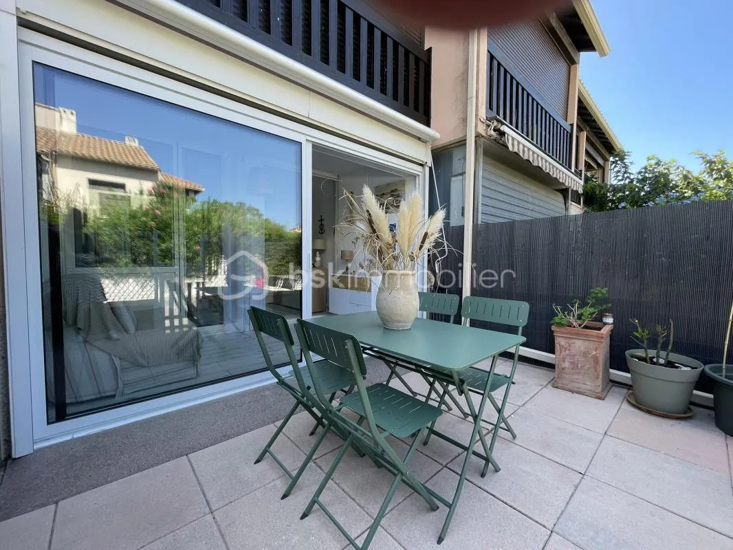 Studio cabine rénové et meublé avec loggia, terrasse et parking – Le Grau-du-Roi, secteur Boucanet