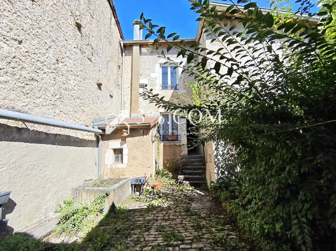 Maison typiquement Lorraine à rénover avec garage et dépenda