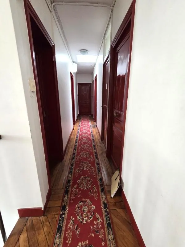 Neuilly village, à 2 pas du lycée Pasteur et du métro Sablons, une charmante chambre de service de 10.44m2