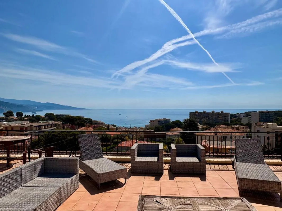 Superbe 2 pièces, loggia, toit terrasse, parking, vue mer