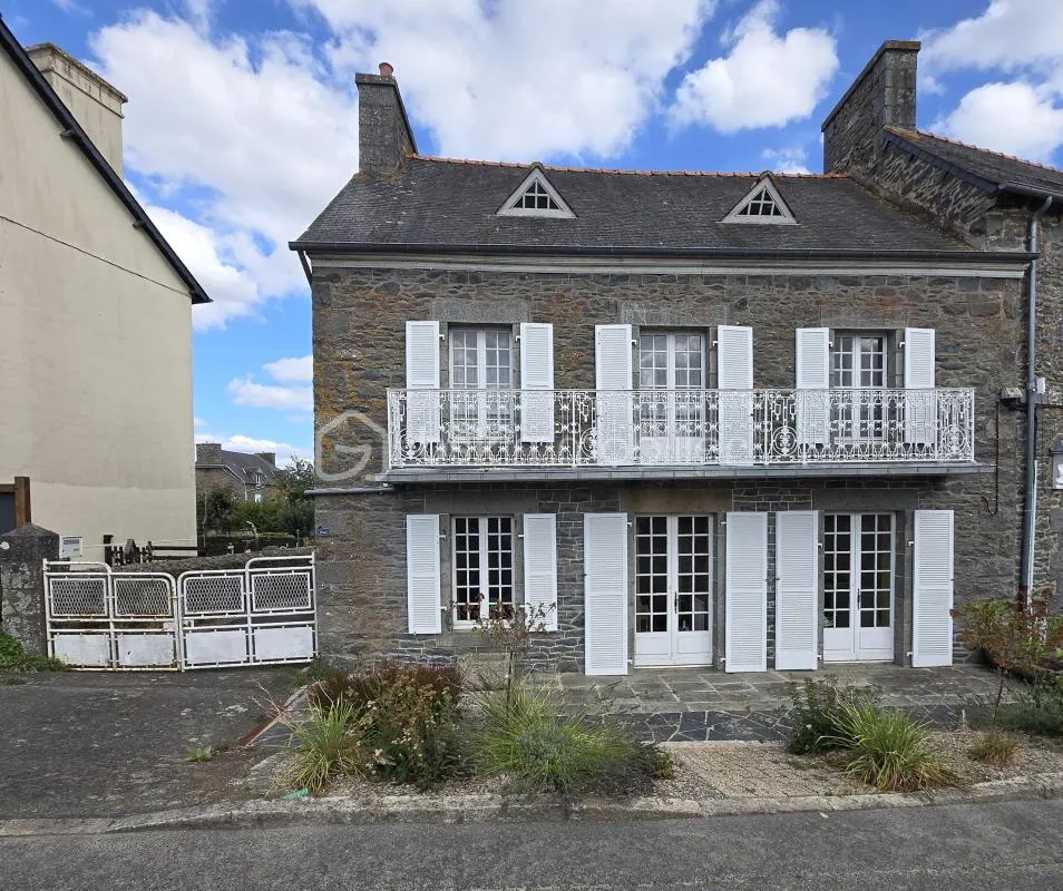 Maison de bourg en pierre avec dépendances et jardin