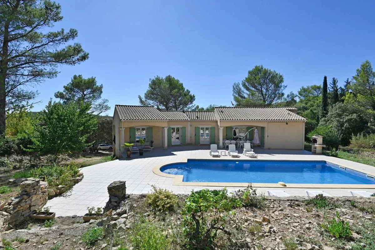 Maison de 11 pièces d'environ 235 m² à Nîmes avec piscine
