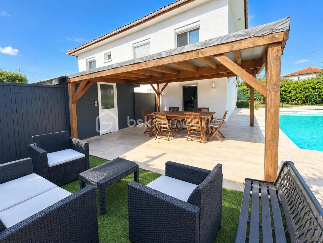 Maison rénovée - 6 pièces 151 m² - 4 chambres - Piscine, Dépendances & Écrin de 600 m²