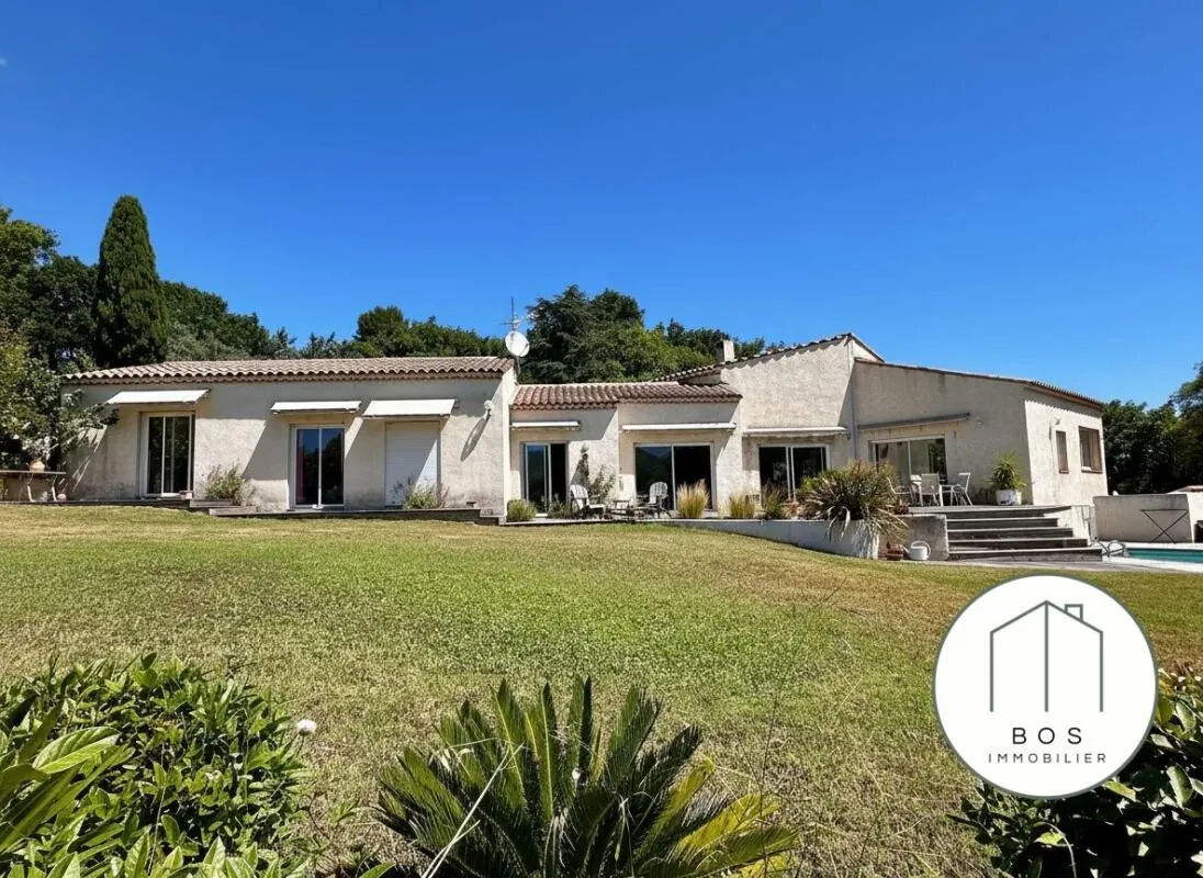Confortable villa avec piscine et tennis