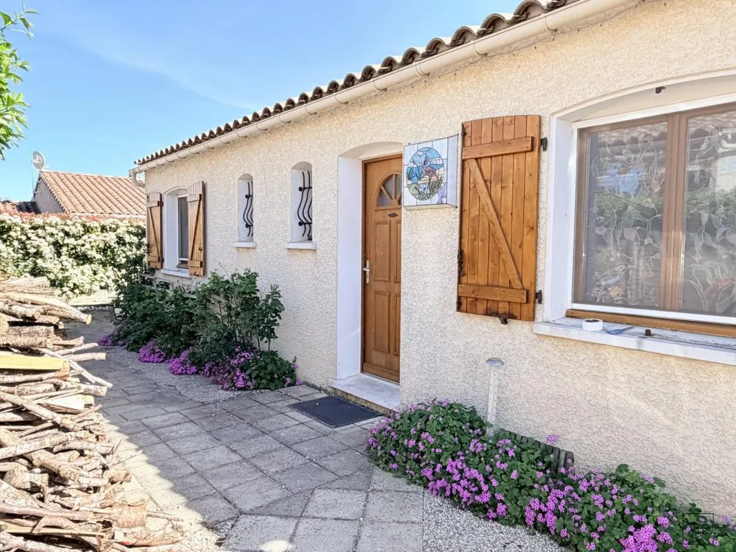 Maison 3 pièces de plain-pied d'environ 85 m² avec garage