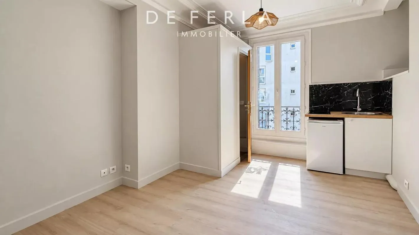 JAURÈS - Studio en dernier étage refait à neuf