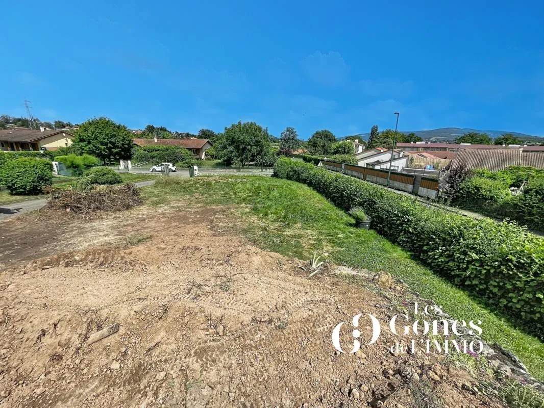 TERRAIN PLAT DE 338 M2 AU CALME ET PROCHE DU CENTRE