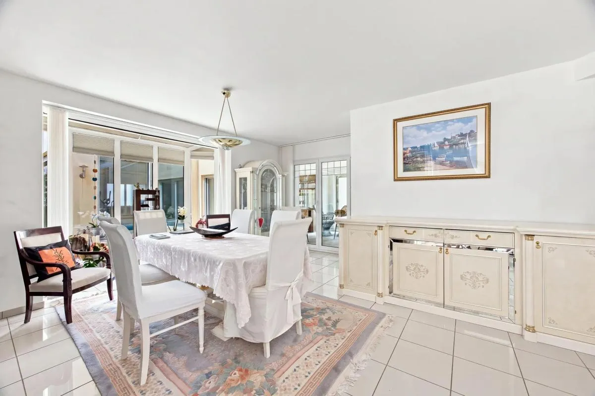 VILLA D’ARCHITECTE - 240 M² - PISCINE INTÉRIEURE -