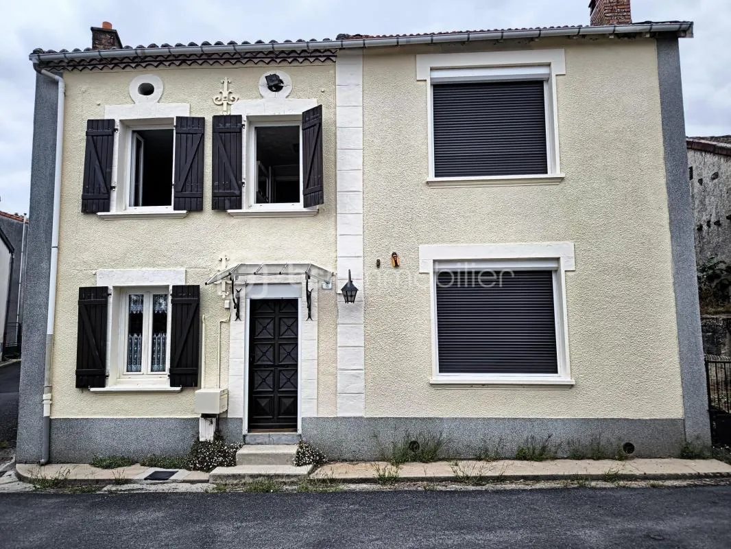 Maison familiale à Peyrat-de-Bellac avec seconde petite maison, garage et jardin