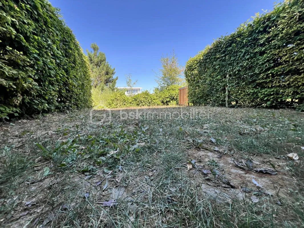 BEZANNES T2 GOLF AVEC JARDIN TERRASSE ET BOX FERME
