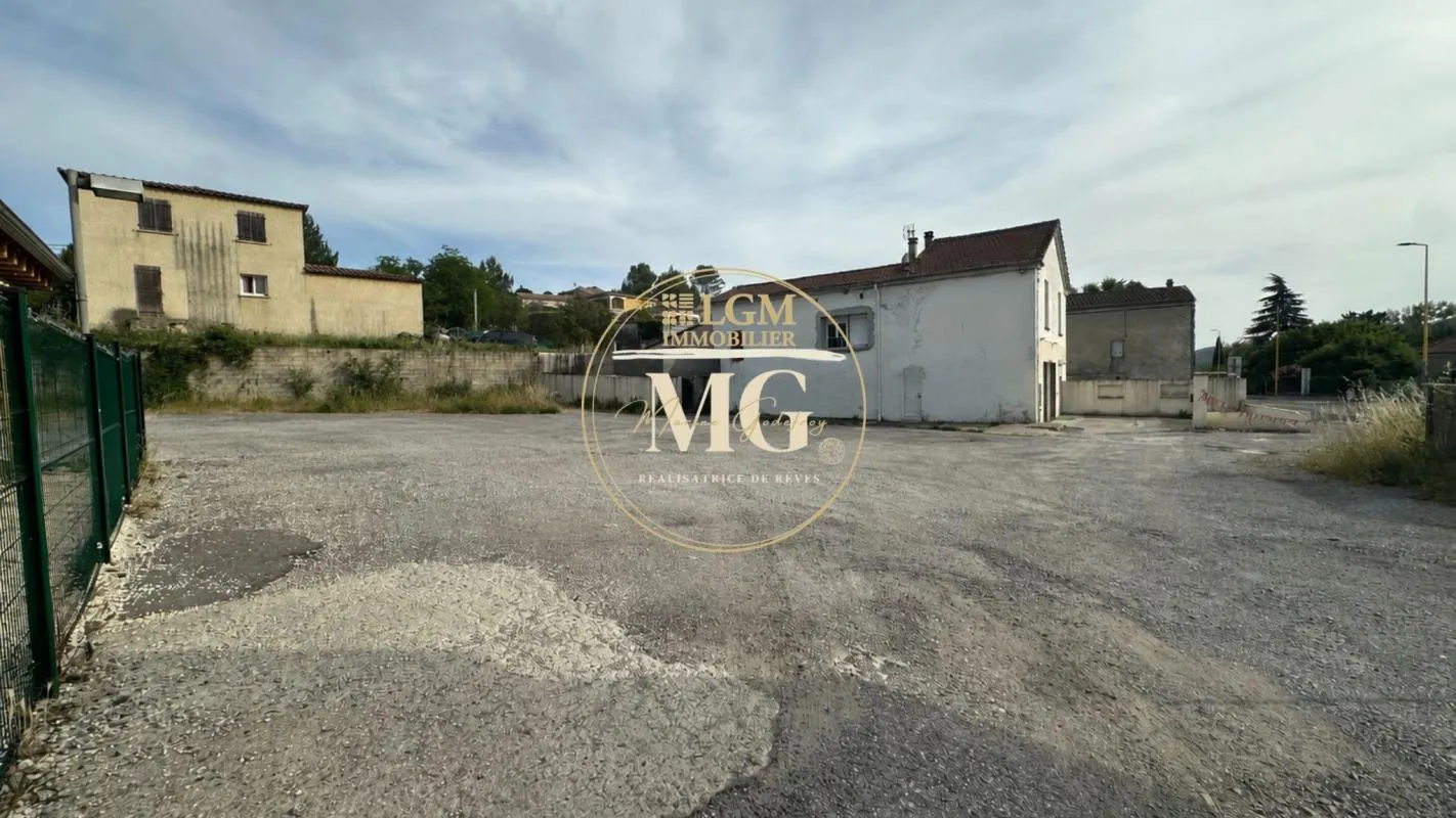 SAINT-JULIEN-LES-ROSIERS – ENSEMBLE IMMOBILIER DE RAPPORT SUR 1 540 m² DONT ENVIRON 915 m² CONSTRUCTIBLES