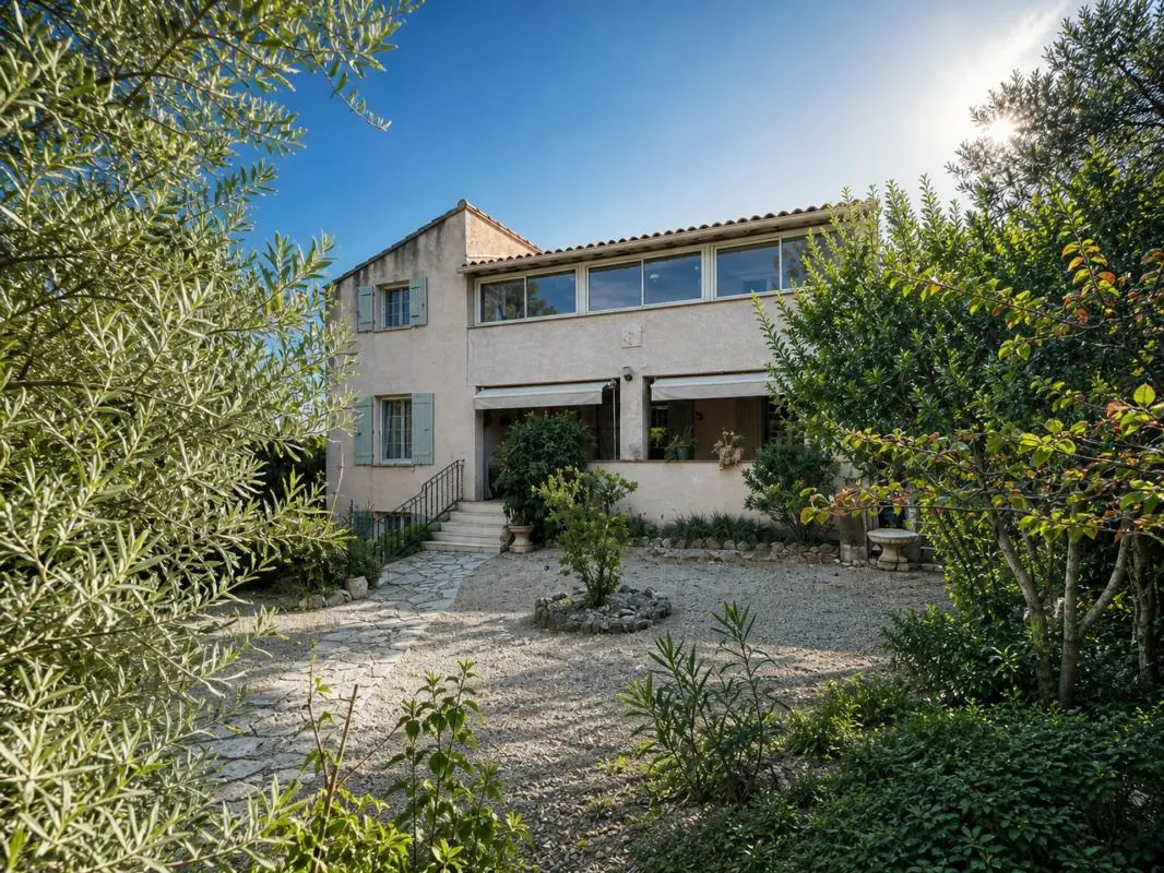 Maison de 9 pièces de 240 m² dans environnement privilégié