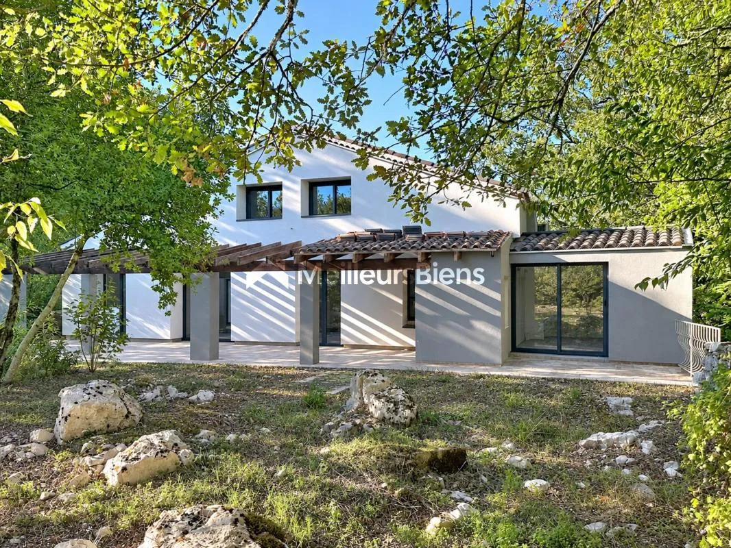 Sud Ardèche Saint-Alban-Auriolles 07120– Maison partiellement rénovée de 135 m², beau potentiel, dépendance et terrain de 2 662 m²