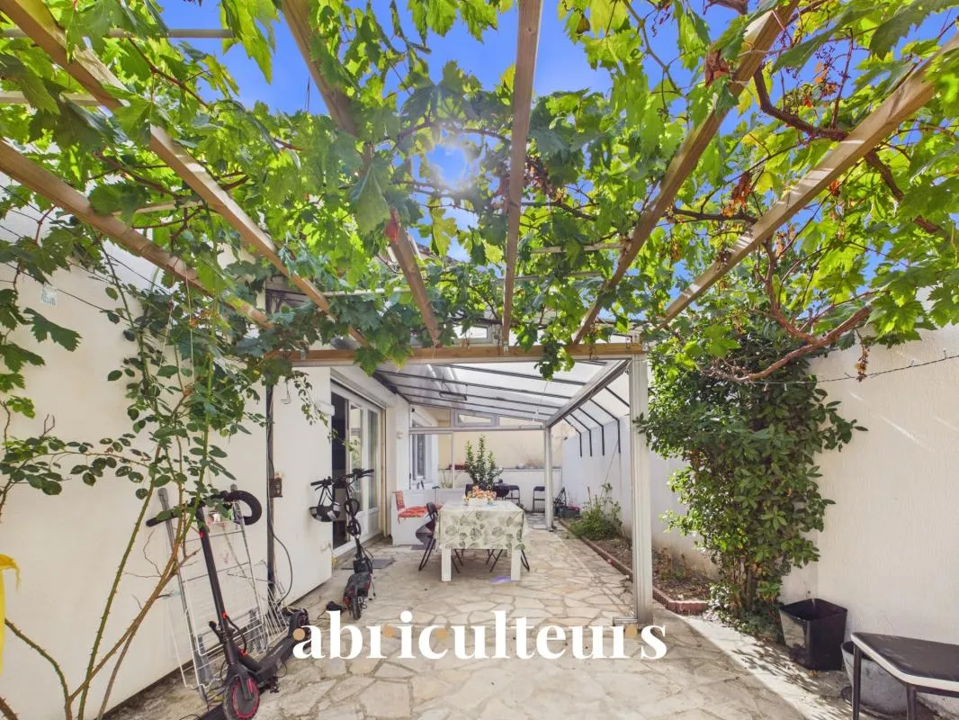 Maison familiale de plain pied - 5 chambres - 134 m² - avec jardin, terrasse et 3 stationnements — Bezons