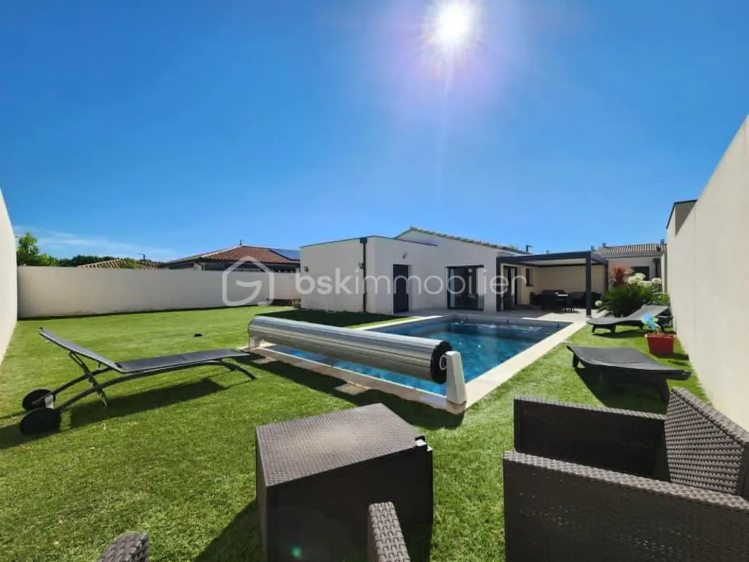 EXCLUSIVITÉ – Superbe villa de plain-pied avec 4 chambres, piscine maçonnée et boulodrome près de Pézenas (à Tourbes)