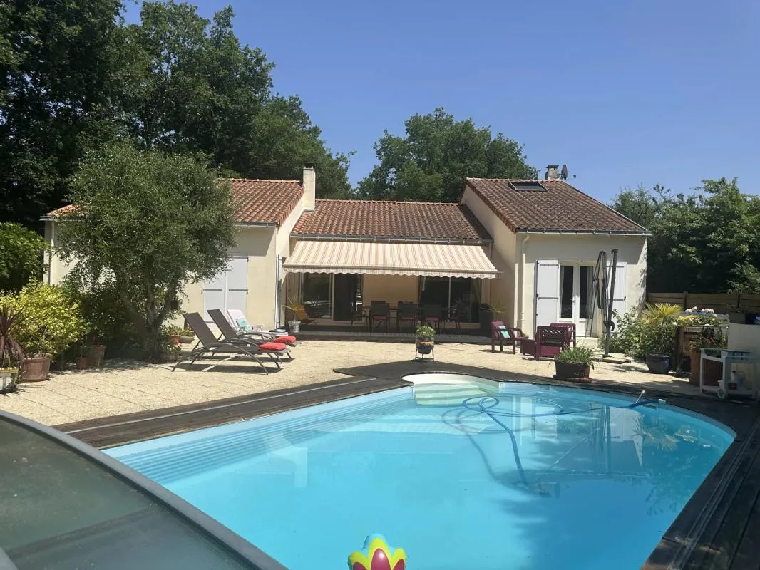 À vendre : Maison de plain-pied avec piscine et grand terrain paysagé au Cellier
