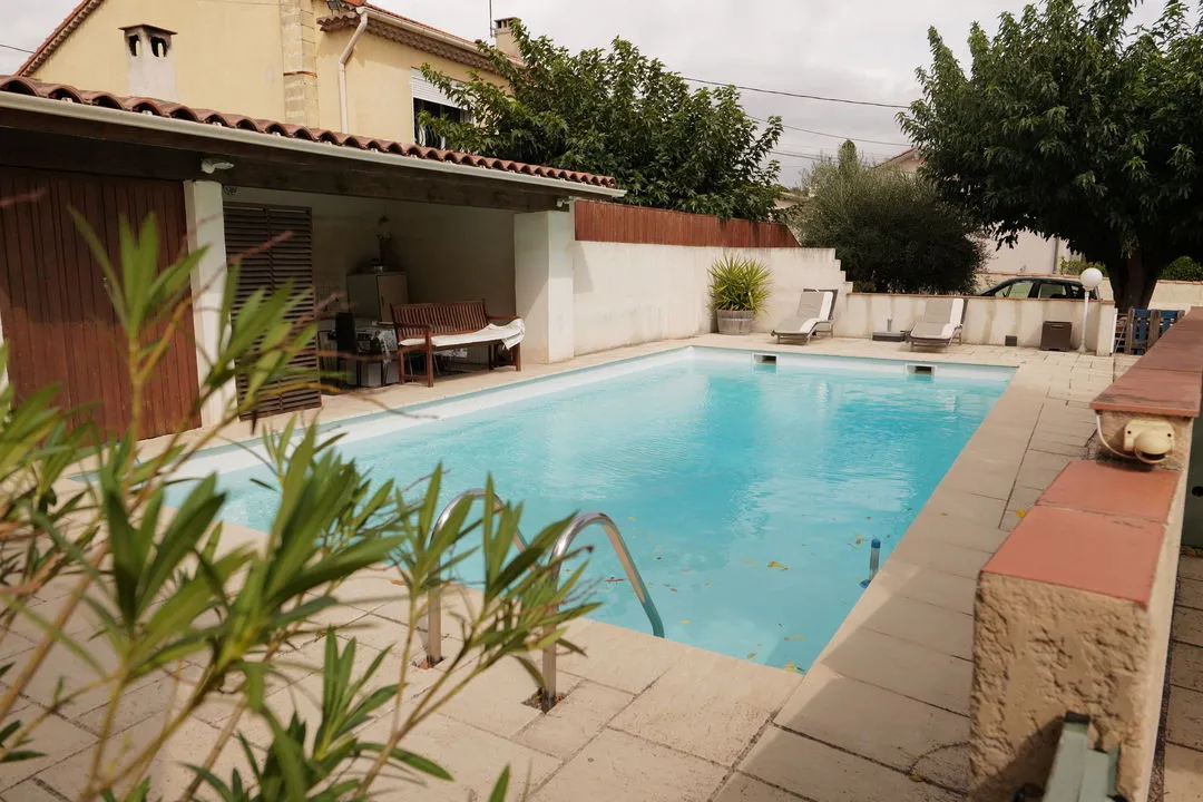MAISON DE 190 M² / JARDIN 730 M² + PISCINE + DEPENDANCE DE