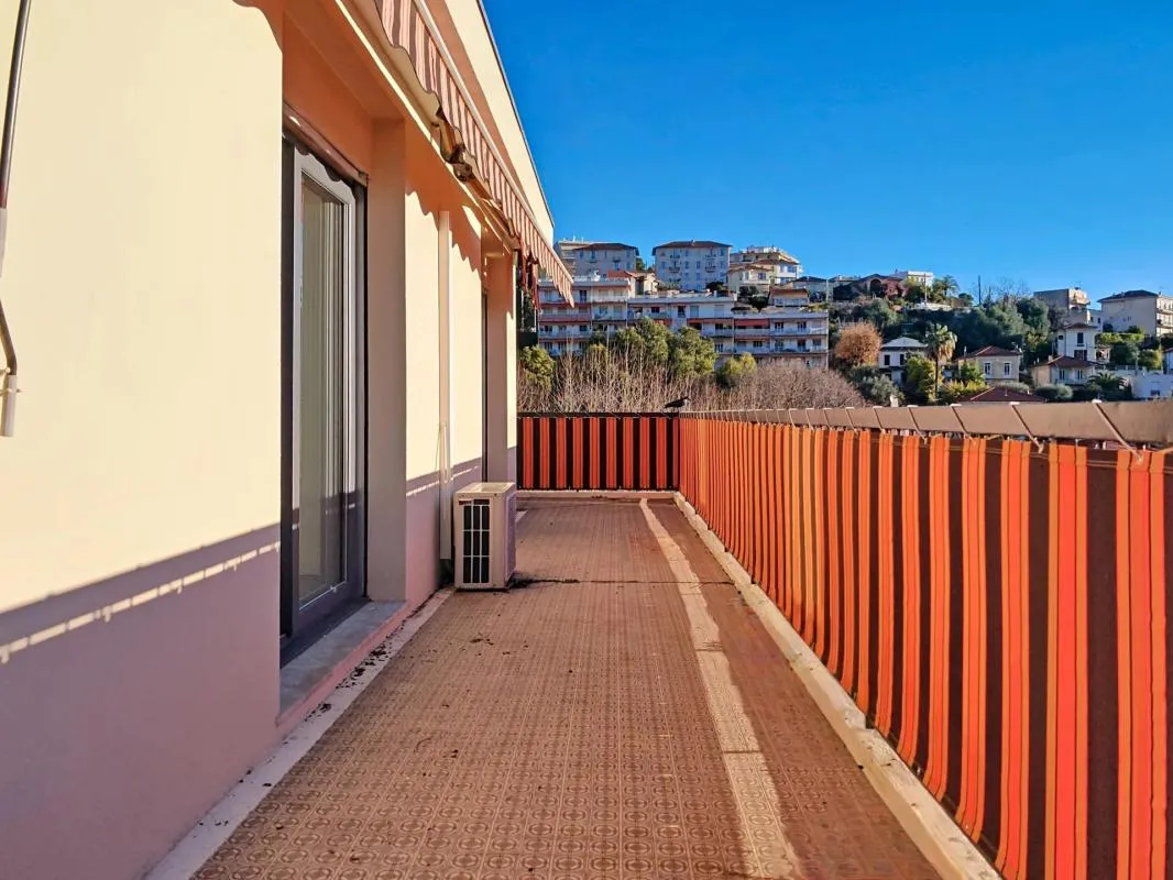NICE-ST SYLVESTRE/JEAN BEHRA 3 PIECES TERRASSE PARKING CAVE EN SUS