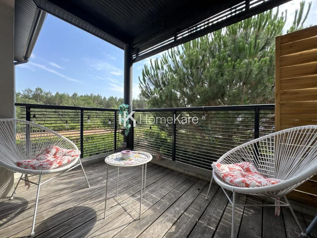 UNE TERRASSE FACE À LA FORÊT DE PINS