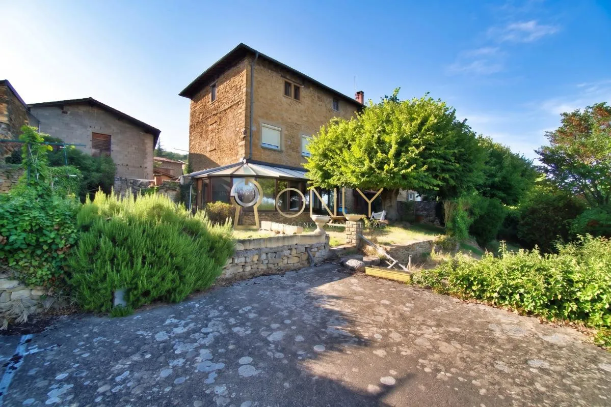 Poleymieux au Mont d'Or - Maison de caractère - 176 M² - Dépendances - A rénover