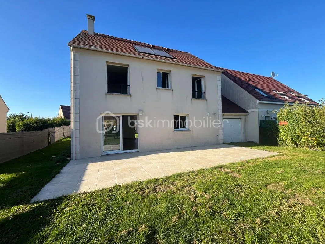 Maison familiale récente : 5 chambres, beaux volumes et confort moderne !