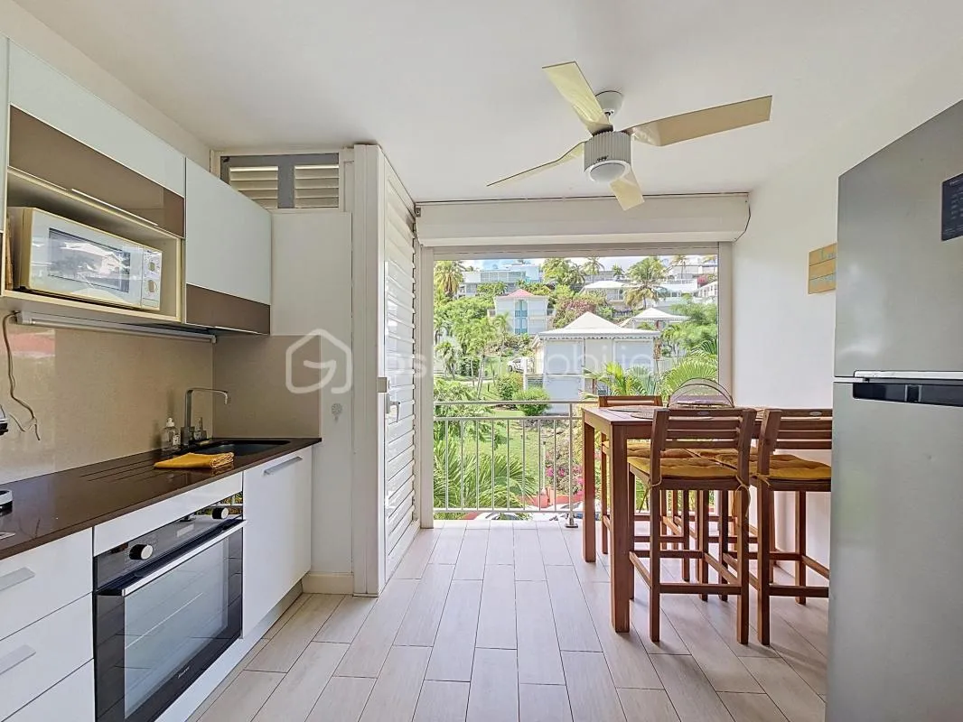 Appartement rénové dans résidence avec piscine et plage à pied