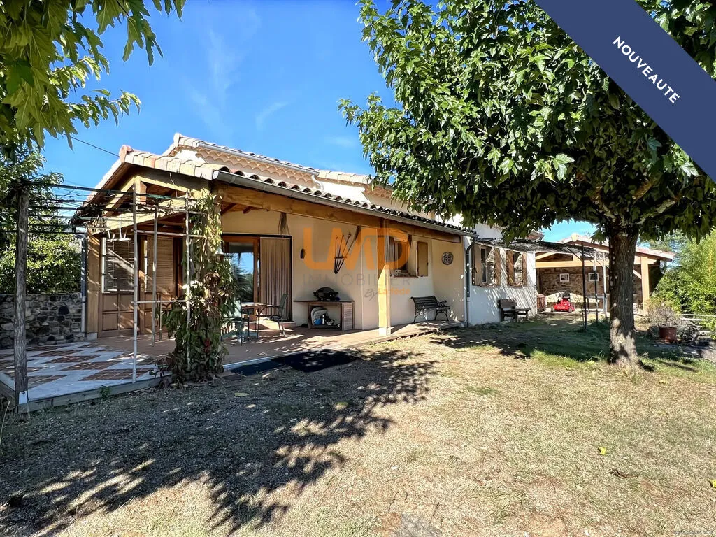 Charmante maison traditionnelle avec vue dégagée et dépendance