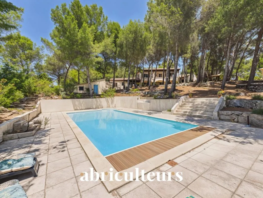 Maison d’architecte de 257 m² avec piscine et jardin arboré de 4 000 m² en vente à Ventabren (13122)