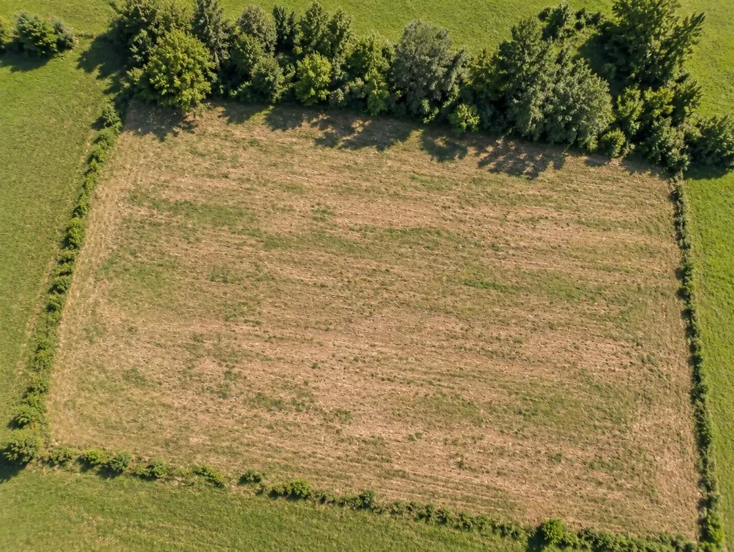 A VENDRE - TERRAIN DE 900M2 IDEALEMENT SITUÉ