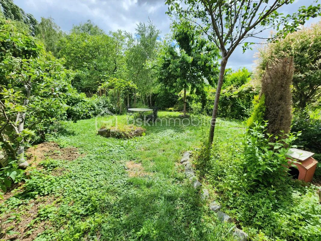 Maison individuelle, 3 grandes chambres, jardin, local commercial récent, sous-sol