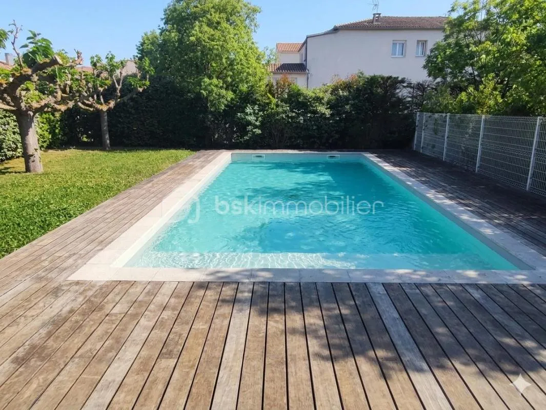 À VENDRE – T2 MODERNE 44,10 m² EN RDC AVEC TERRASSE 18 m², PARKING & PISCINE