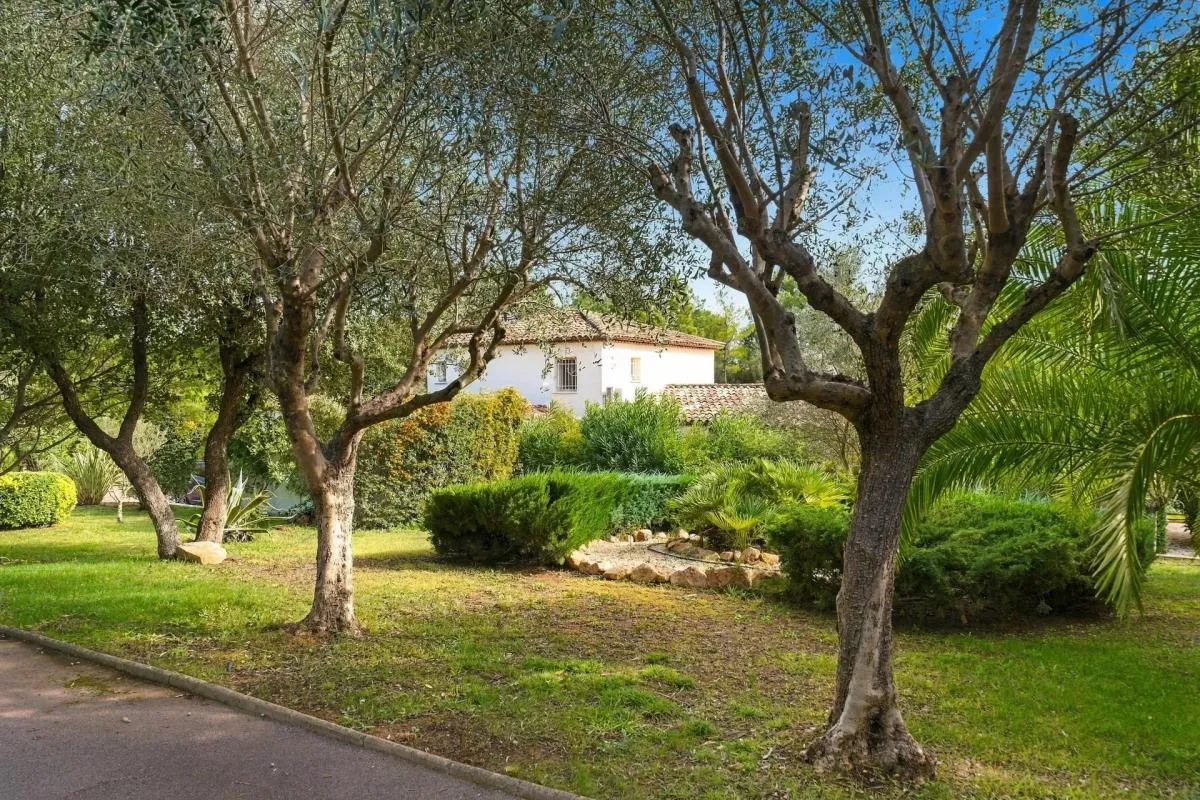 ROQUEBRUNE-SUR-ARGENS – LA BOUVERIE – Belle propriété familiale avec piscine et appartement indépendant – 269m2 - Sans vis-à-vis – Au calme – Terrain plat 4099 M2