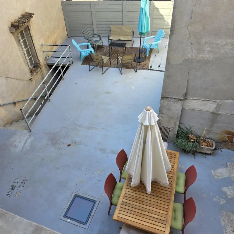 MAISON DE VILLAGE AVEC GRANDE TERRASSE ET LOCAL COMMERCIAL