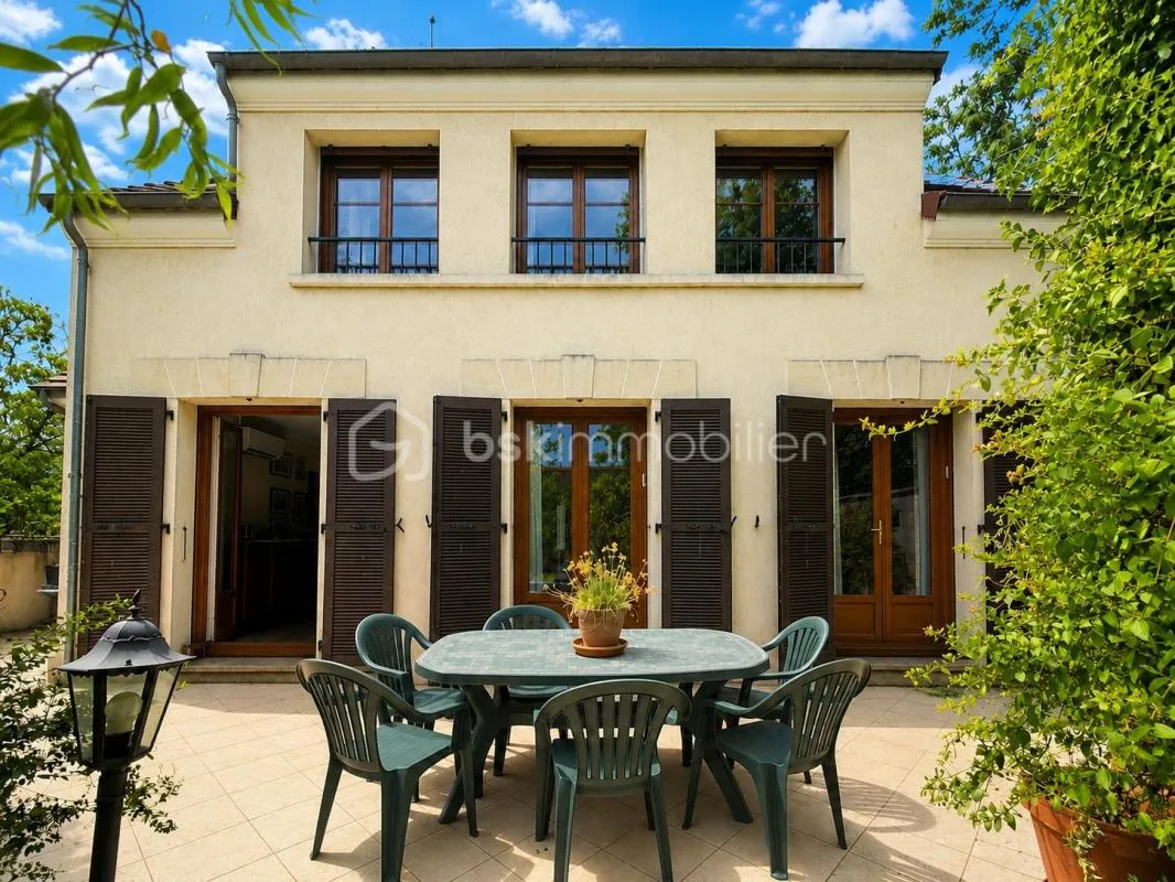 Maison familiale de 160 m² habitables sur 517 m² de terrain – Sous-sol total