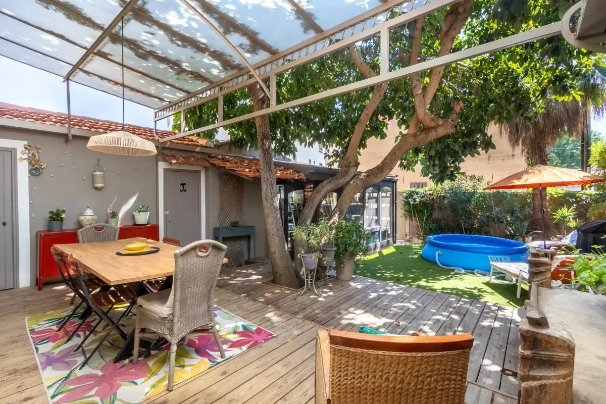 Maison de plain-pied de 84,47 m² avec combles aménagés et jardin