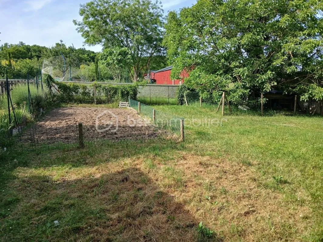 Magnifique terrain constructible clos et viabilisé de 1016 m² , CU opérationnel valide, avec garage et maisonnette, 4min de la gare de Longueville