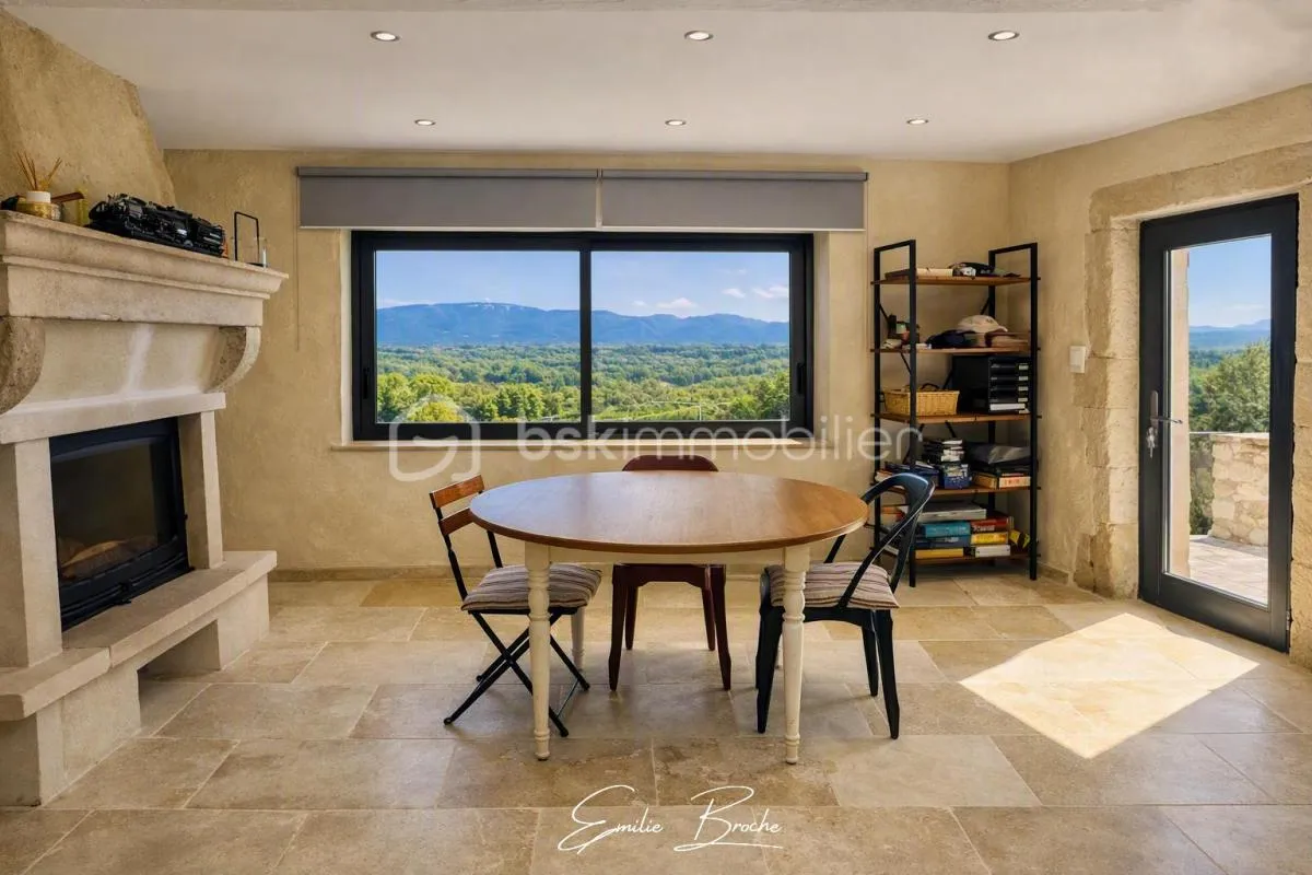 Une vue panoramique, un charme incomparable : maison de village avec gîte et terrasses